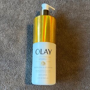 OLAY Vitamin C B3 Body Lotion - Gold and White